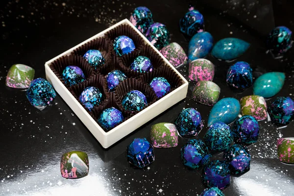 Bonbons au chocolat faits à la main dans des boîtes-cadeaux. Fond noir . — Photo