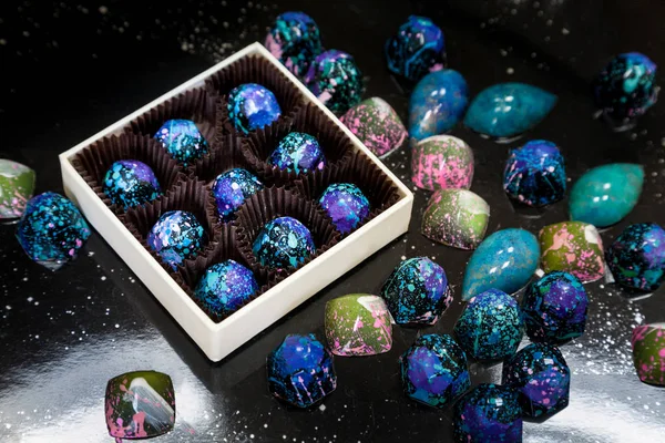 Bonbons au chocolat faits à la main dans des boîtes-cadeaux. Fond noir . — Photo
