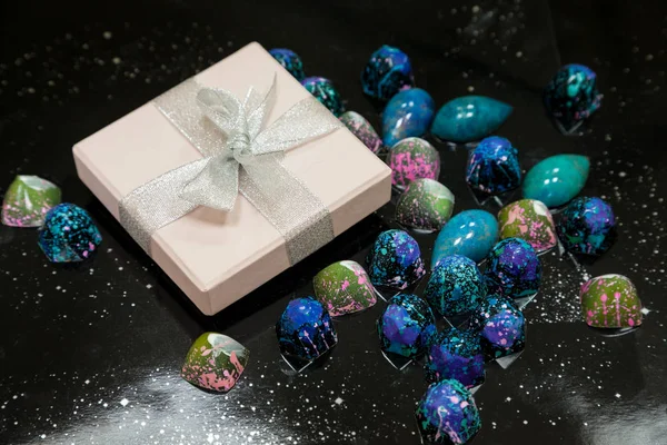Καραμέλα σοκολάτα χειροποίητα γλυκά σε ένα κουτιά δώρων. Μαύρο φόντο. — Φωτογραφία Αρχείου