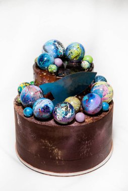 Modern trendy 2 katmanlı çikolata el gezegenler ve roket beyaz zemin üzerine boyalı ile pasta katmanlı. 