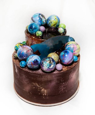 Modern trendy 2 katmanlı çikolata el gezegenler ve roket beyaz zemin üzerine boyalı ile pasta katmanlı. 