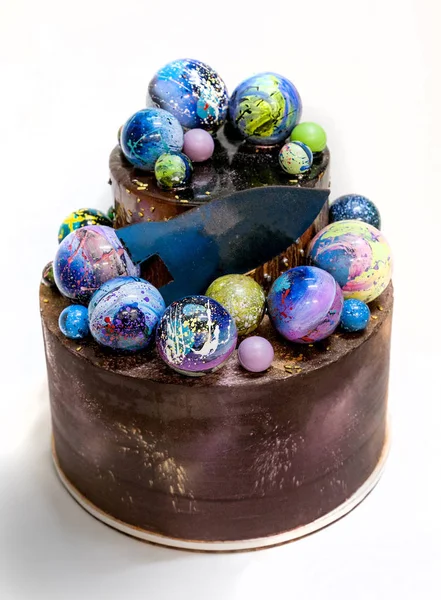 Moderno pastel de 2 capas de moda con planetas pintados a mano de chocolate y cohete sobre un fondo blanco . — Foto de Stock