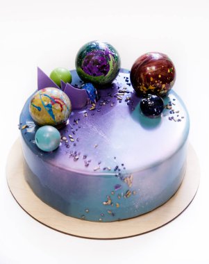 Modern trendy mousse kek menekşe mavi mermer ayna sır üzerinde beyaz bir arka plan ile. Çikolata gezegen dekor. 