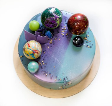 Modern trendy mousse kek menekşe mavi mermer ayna sır üzerinde beyaz bir arka plan ile. Çikolata gezegen dekor. 