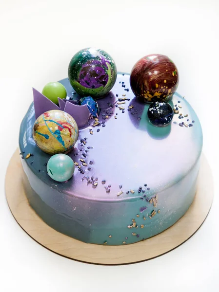 白地に紫の青大理石ミラー釉薬とモダンなトレンディーなムースケーキチョコレートの惑星の装飾. — ストック写真