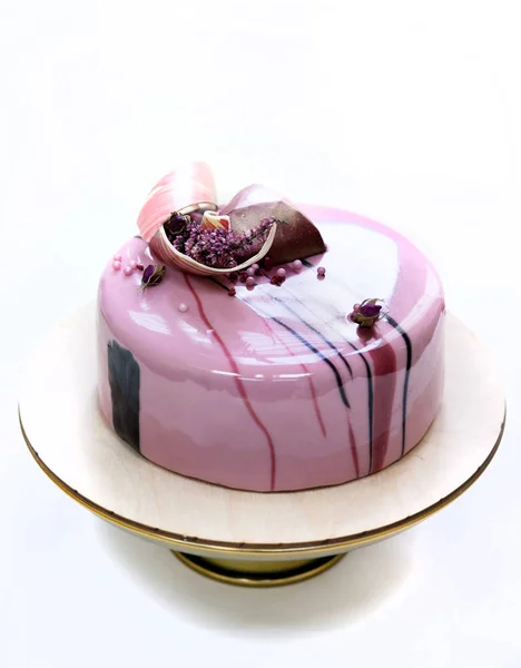 Beyaz bir arka plan ayna sırlıdır minimalist pembe mousse kek ile kaplanmış. Çikolata kalp, çikolatalı girdap ve kuru heather dekor. — Stok fotoğraf
