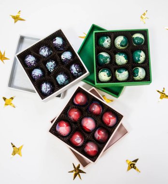 Çikolata handpainted lüks şeker bonbon hediye kutusunda. Altın yıldız ile beyaz arka plan. 