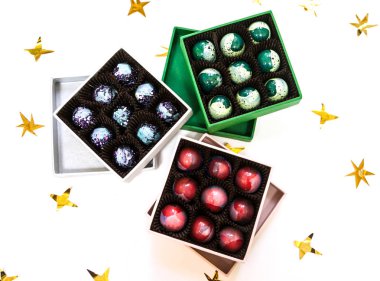 Çikolata handpainted lüks şeker bonbon hediye kutusunda. Altın yıldız ile beyaz arka plan. 
