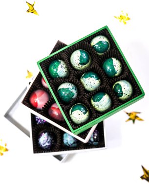 Çikolata handpainted lüks şeker bonbon hediye kutusunda. Altın yıldız ile beyaz arka plan. 