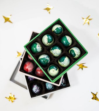 Çikolata handpainted lüks şeker bonbon hediye kutusunda. Altın yıldız ile beyaz arka plan. 