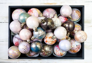 Noel el boyalı çikolata şeker topları ve ahşap bir siyah tepsi.