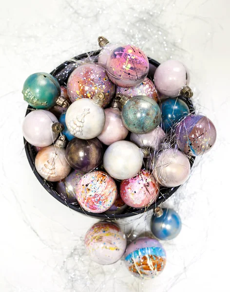 Çikolatalı şeker topları siyah hediye kutusunda Noel el boyalı. — Stok fotoğraf