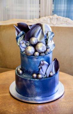 Yaratıcı düğün pasta çikolata dalgalar ve metalik etkisi toplarla süslenmiş katmanlı