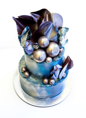 Yaratıcı düğün pasta çikolata dalgalar ve metalik etkisi toplarla süslenmiş katmanlı