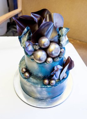 Yaratıcı düğün pasta çikolata dalgalar ve metalik etkisi toplarla süslenmiş katmanlı