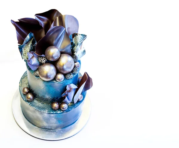 Kreatív esküvői többszintű tortát díszített csokoládé hullámok és a golyókat, metál hatású — Stock Fotó