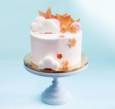 Doğum günü pasta macaron bulutlar ve çikolata altın yıldız ile katmanlı