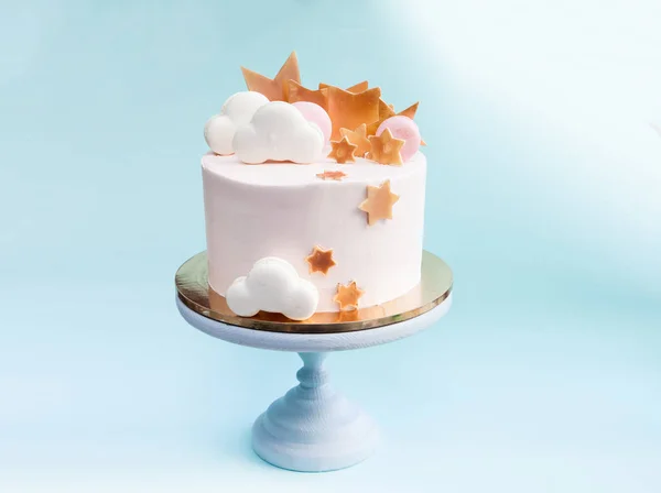 誕生日ケーキにマカロン雲とチョコレートの黄金の星を階層化 — ストック写真