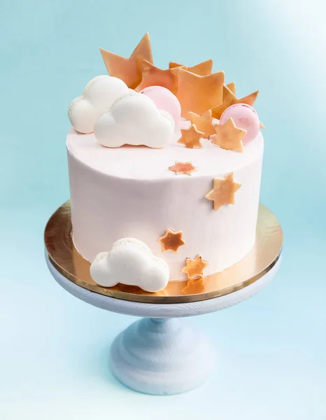 Tarta de cumpleaños en capas con nubes de macaron y estrellas doradas de chocolate — Foto de Stock
