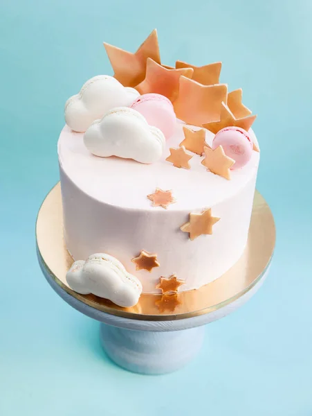 誕生日ケーキにマカロン雲とチョコレートの黄金の星を階層化 — ストック写真