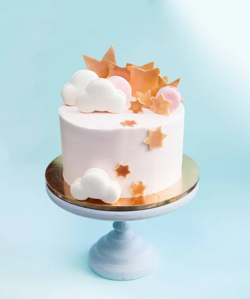 Tarta de cumpleaños en capas con nubes de macaron y estrellas doradas de chocolate — Foto de Stock