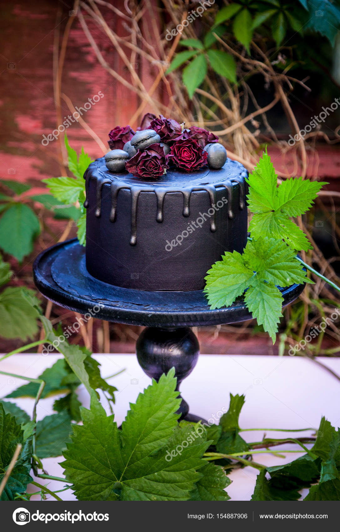 Gateau De Rose Noire Gothique Sur Un Stand De Gateau En Bois Dans Un Jardin Secret Image Libre De Droit Par Antonina Latayko Gmail Com C