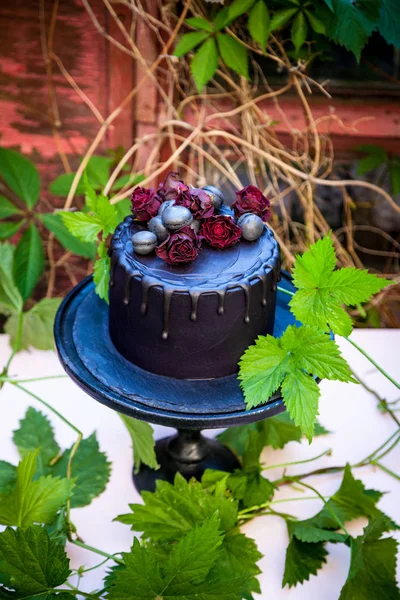 Gateau De Rose Noire Gothique Sur Un Stand De Gateau En Bois Dans Un Jardin Secret Image Libre De Droit Par Antonina Latayko Gmail Com C
