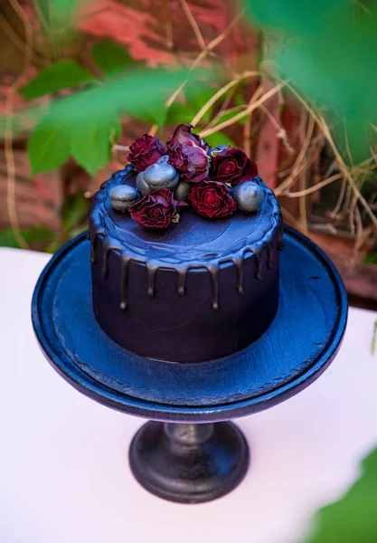 木制的蛋糕上的哥特式黑色玫瑰蛋糕站在一个神秘的花园 — 图库照片