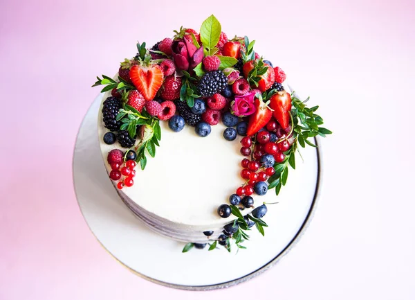Летний фруктовый и ягодный торт — стоковое фото