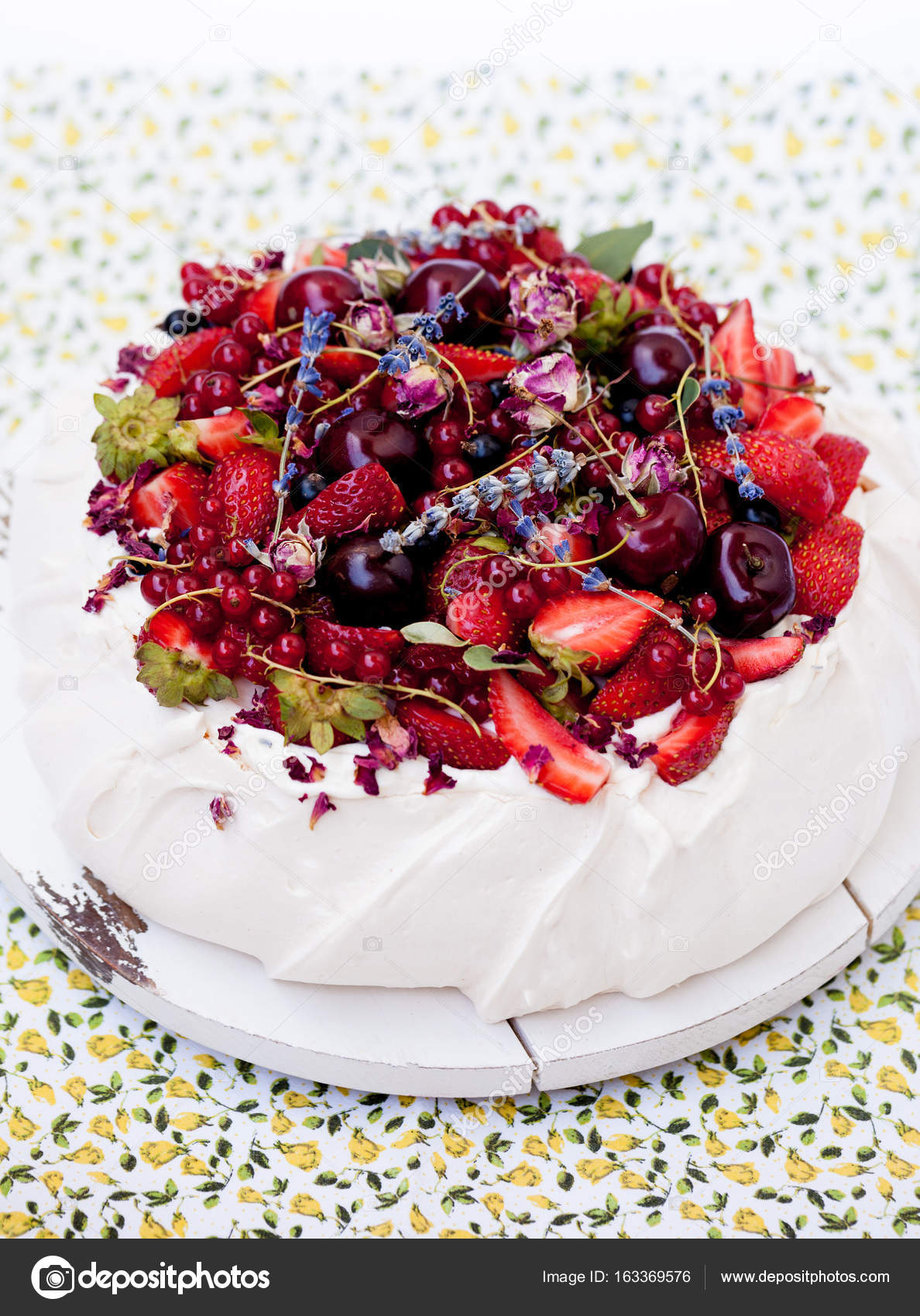 Pavlova meringa torta decorata con panna montata e frutta estiva\u2013 immagine stock