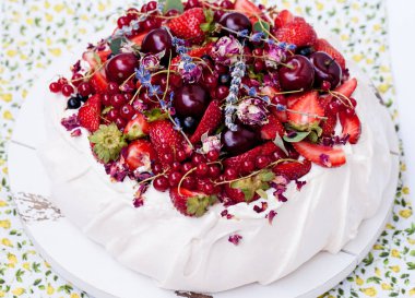 Krem şanti ve yaz meyve ile dekore edilmiş Pavlova beze pasta