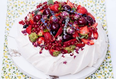 Krem şanti ve yaz meyve ile dekore edilmiş Pavlova beze pasta