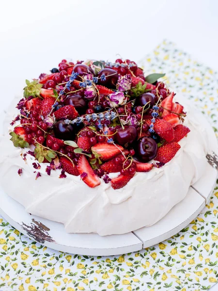 Tarta de merengue Pavlova decorada con crema batida y frutas de verano — Foto de Stock