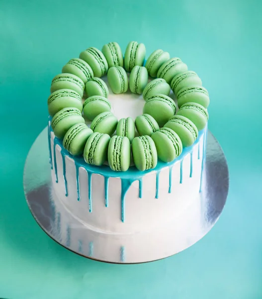 Lezzetli vanilyalı katmanlı pasta yeşil macarons ile dekore edilmiş