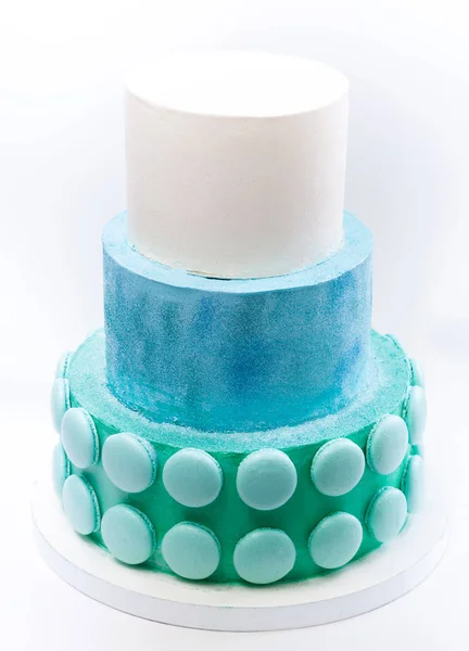 3 vrstvy vrstvené nádherné luxusní dort zdobený macarons — Stock fotografie