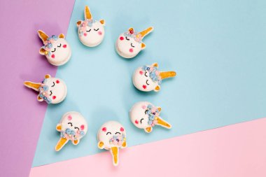 Tek boynuzlu at macaron çerezleri geometrik pastel arka plan üzerinde