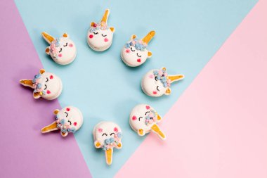 Tek boynuzlu at macaron çerezleri geometrik pastel arka plan üzerinde