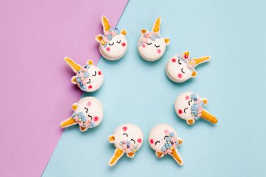 Tek boynuzlu at macaron çerezleri geometrik pastel arka plan üzerinde