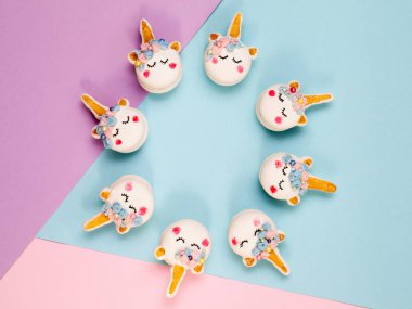 Tek boynuzlu at macaron çerezleri geometrik pastel arka plan üzerinde
