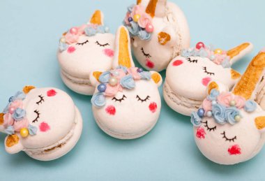 Tek boynuzlu at macaron çerezleri geometrik pastel arka plan üzerinde