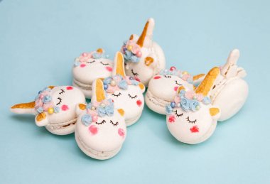 Tek boynuzlu at macaron çerezleri geometrik pastel arka plan üzerinde