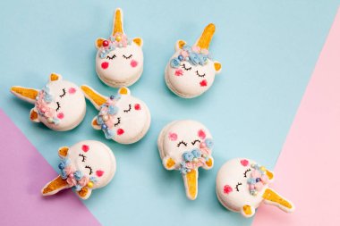Tek boynuzlu at macaron çerezleri geometrik pastel arka plan üzerinde
