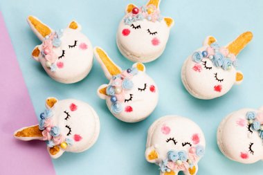 Tek boynuzlu at macaron çerezleri geometrik pastel arka plan üzerinde