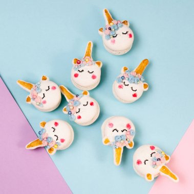 Tek boynuzlu at macaron çerezleri geometrik pastel arka plan üzerinde