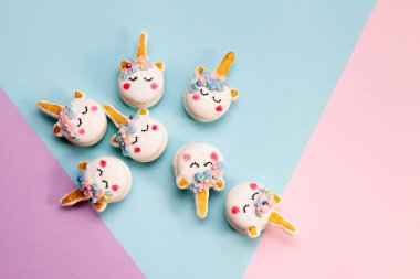 Tek boynuzlu at macaron çerezleri geometrik pastel arka plan üzerinde