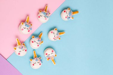 Tek boynuzlu at macaron çerezleri geometrik pastel arka plan üzerinde