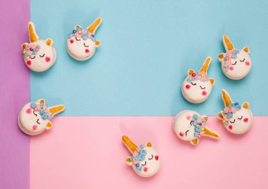 Tek boynuzlu at macaron çerezleri geometrik pastel arka plan üzerinde