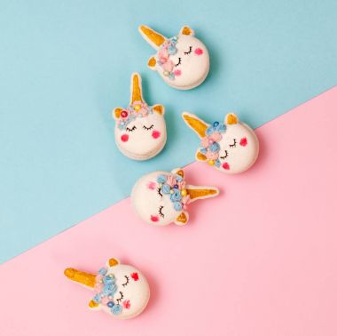 Tek boynuzlu at macaron çerezleri geometrik pastel arka plan üzerinde