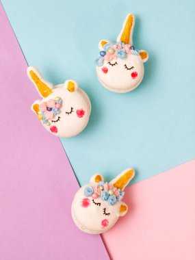 Tek boynuzlu at macaron çerezleri geometrik pastel arka plan üzerinde
