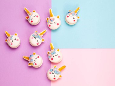 Tek boynuzlu at macaron çerezleri geometrik pastel arka plan üzerinde